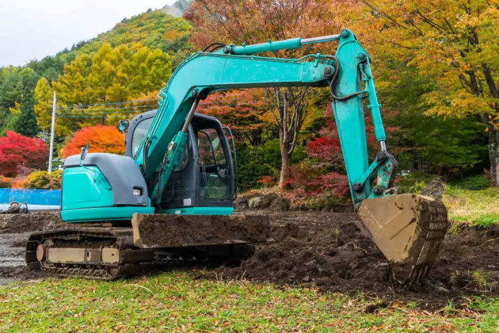 Nous effectuons la délimitation du site, le décapage, le remblayage, le compactage et d’autres travaux de terrassement.